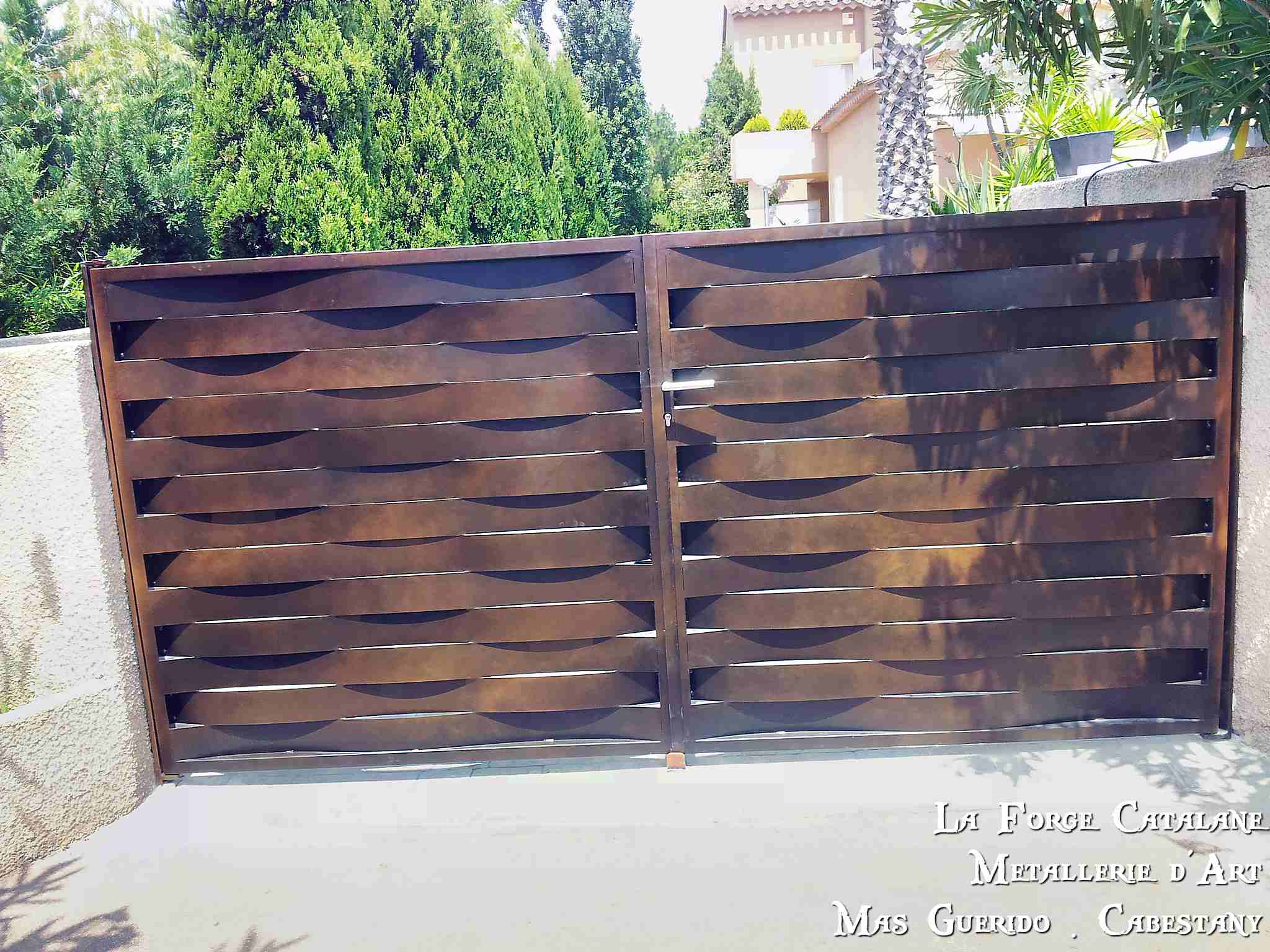 Portail tole effet lames tressees vannerie rouille forge catalane.jpg